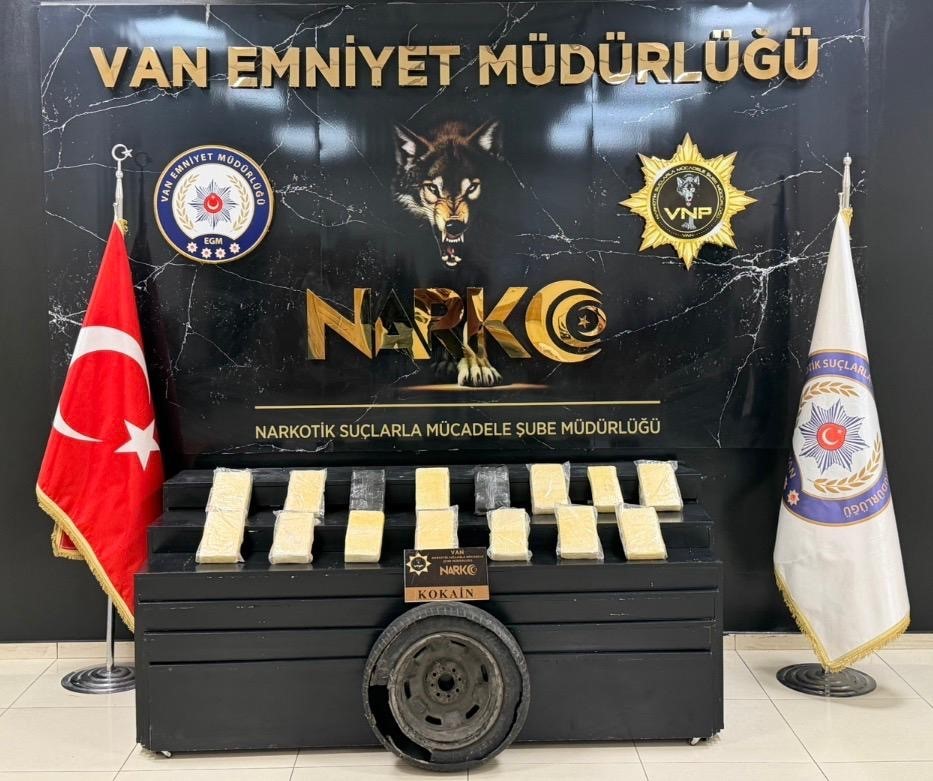 Van’da narkotik operasyonu: 16 kilo kokain ele geçirildi 1 20260509aw701189 0