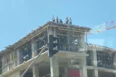 Yalova Tavşanlı Beldesinde AVM İnşaatında İşçi Eylemi: Maaşlarını Alamadıklarını İddia Ettiler 1 Ekran goruntusu 2026 05 22 152911