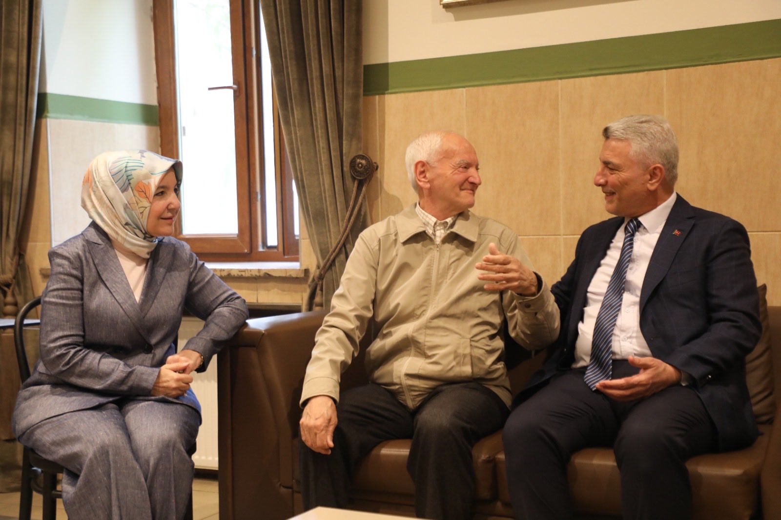 Bakan Bolat’tan Kurban Bayramı Öncesi Huzurevi Ve Çocuk Evleri Sitesine Anlamlı Ziyaret 1 HJFZLR7WMAAv5mw
