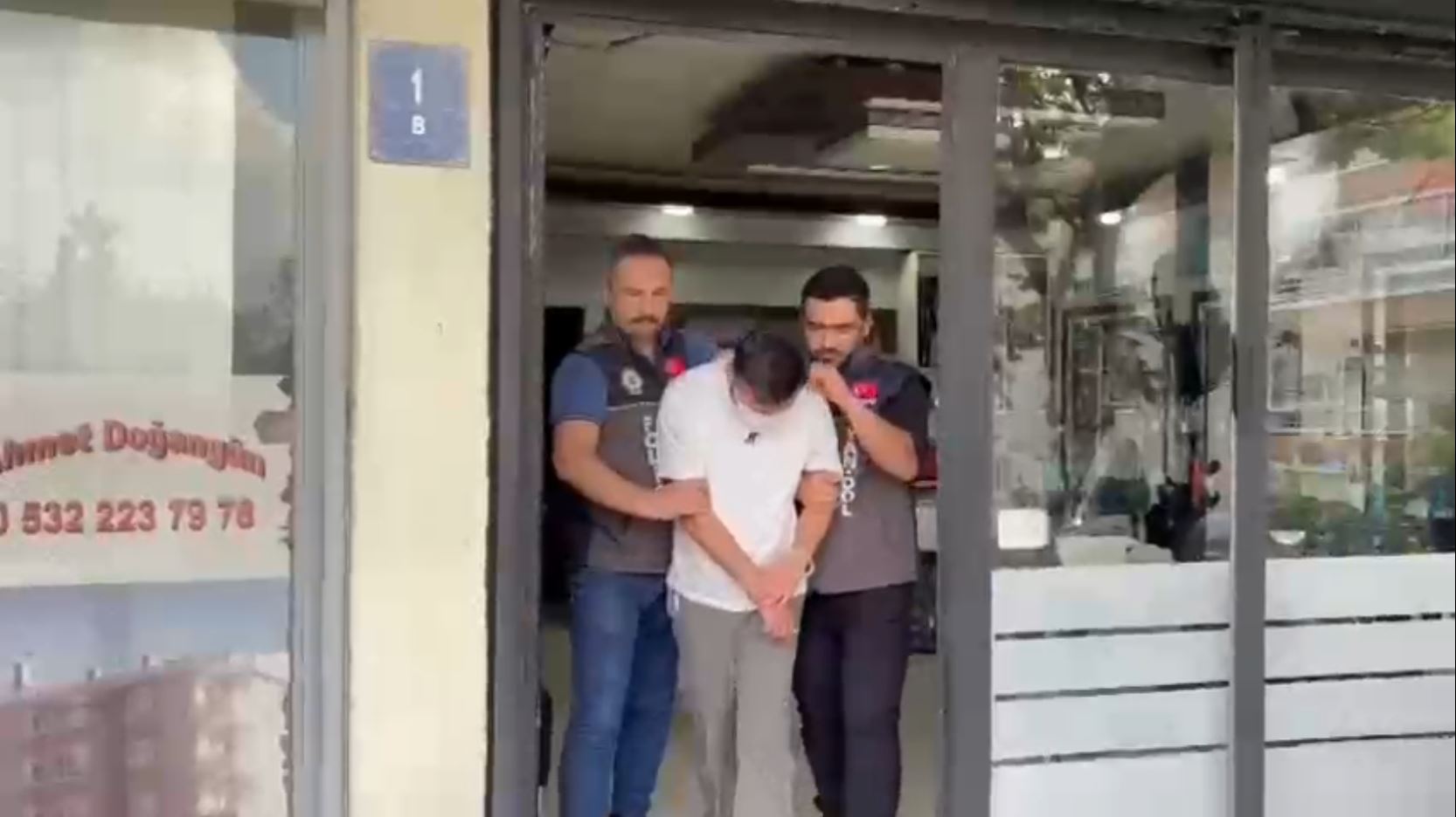 Ankara’da Kendilerini Polis Ve Savcı Olarak Tanıtan Dolandırıcılar Yakalandı 1 ANKARADA DOLANDIRICILIK OPERASYONU 4 G 1349781 400789