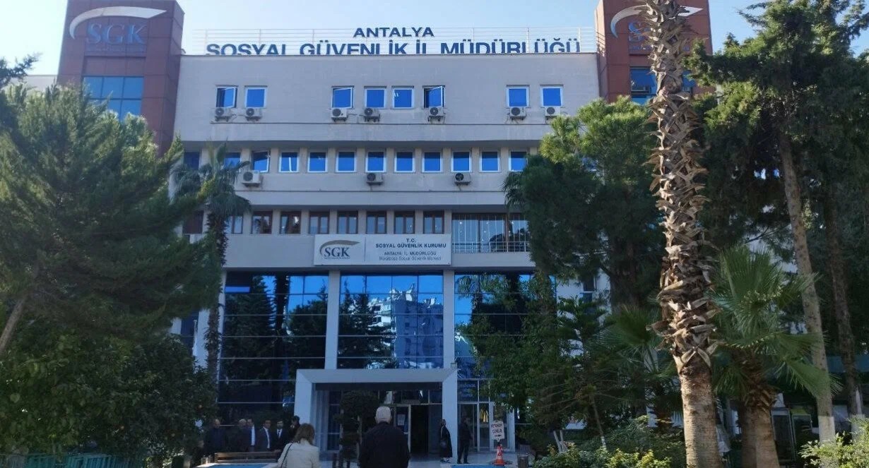 Antalya’da SGK İl Müdürü’nün de Aralarında Bulunduğu 3 Şüpheli Rüşvet Soruşturmasında Tutuklandı 1 XXXL